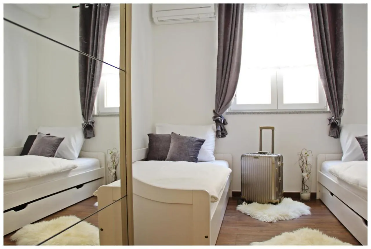 Lado Apartment Trogir 0*,